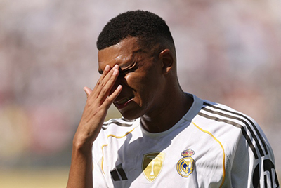 <a href=/bisaqiuxing/zuqiubisa/119.html target=_blank class=infotextkey>梅西</a>已揽4金球+3<a href=/zuqiubisa/ouguan/ target=_blank class=infotextkey>欧冠</a>，C罗1金球+1欧冠，同龄姆巴佩仍0金球0欧冠