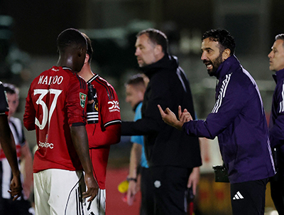 鲁尼直言：阿莫林接手后曼联“更糟了”，想夸都找不到词